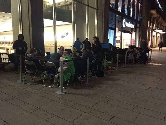 Айфон головного мозга: очереди в палатках за новыми iPhone 6s