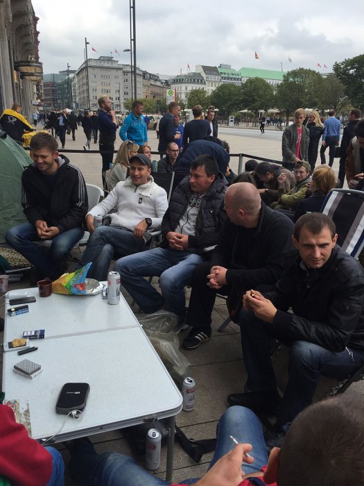 Айфон головного мозга: очереди в палатках за новыми iPhone 6s