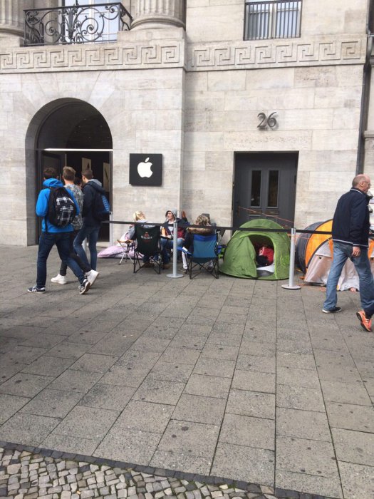 Айфон головного мозга: очереди в палатках за новыми iPhone 6s