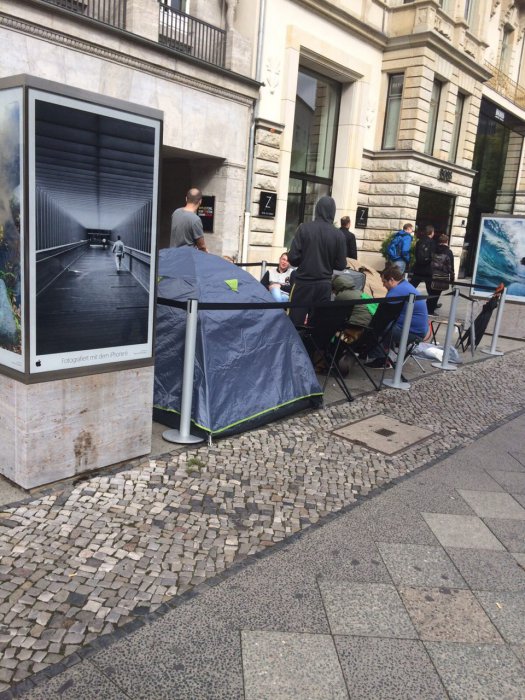 Айфон головного мозга: очереди в палатках за новыми iPhone 6s