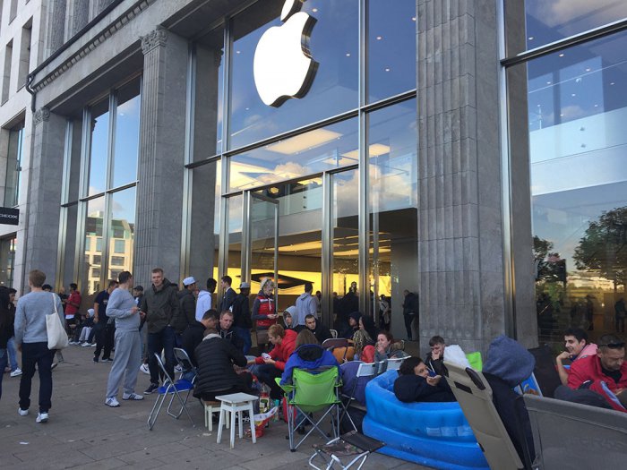 Айфон головного мозга: очереди в палатках за новыми iPhone 6s