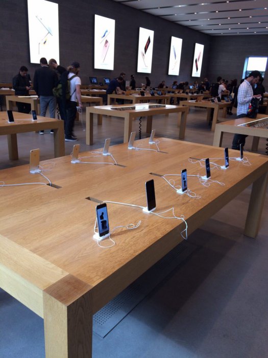 Айфон головного мозга: очереди в палатках за новыми iPhone 6s