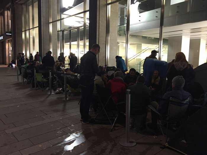 Айфон головного мозга: очереди в палатках за новыми iPhone 6s