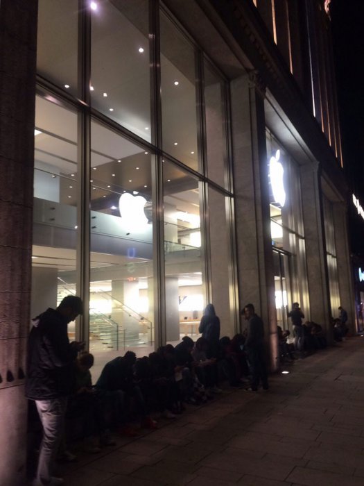 Айфон головного мозга: очереди в палатках за новыми iPhone 6s
