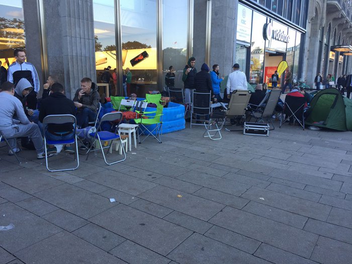 Айфон головного мозга: очереди в палатках за новыми iPhone 6s