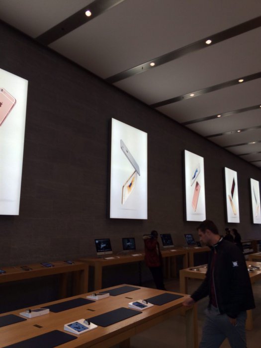 Айфон головного мозга: очереди в палатках за новыми iPhone 6s