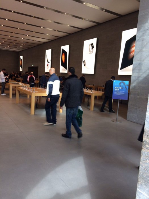 Айфон головного мозга: очереди в палатках за новыми iPhone 6s