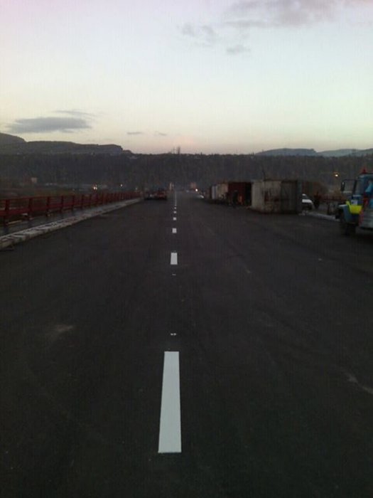 На Четвертом мосту наносят разметку