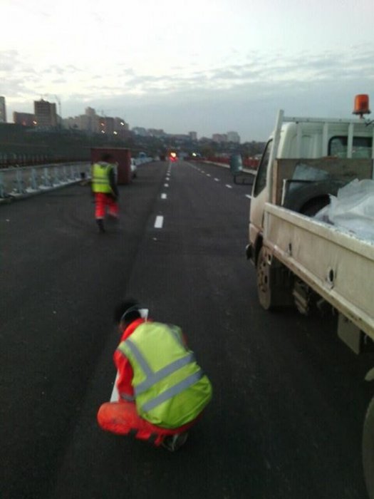 На Четвертом мосту наносят разметку