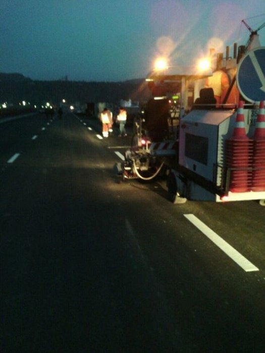 На Четвертом мосту наносят разметку