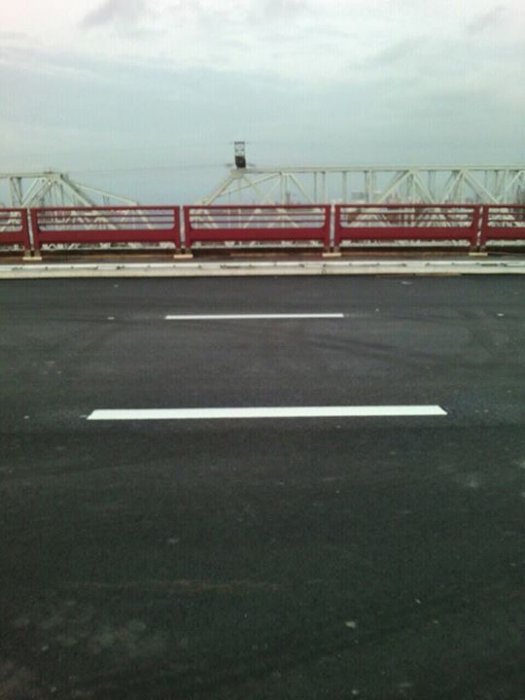 На Четвертом мосту наносят разметку