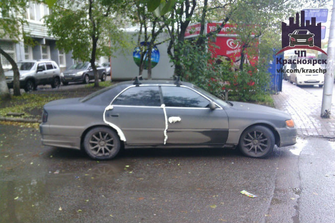 В Красноярске машины обливают краской и заливают монтажной пеной