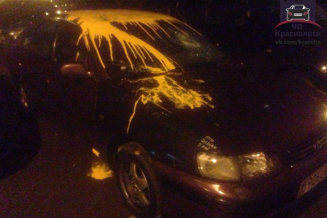 В Красноярске машины обливают краской и заливают монтажной пеной