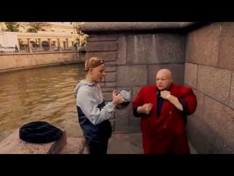 Стас Барецкий перегрызает бочку пива