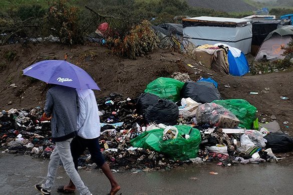 Немецкие школьники убирают за мигрантами и готовят им еду