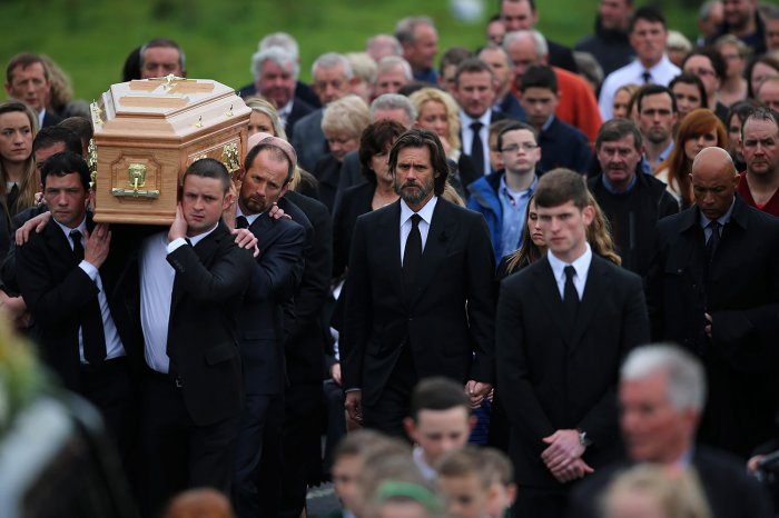 Джим Керри нёс гроб своей бывшей девушки