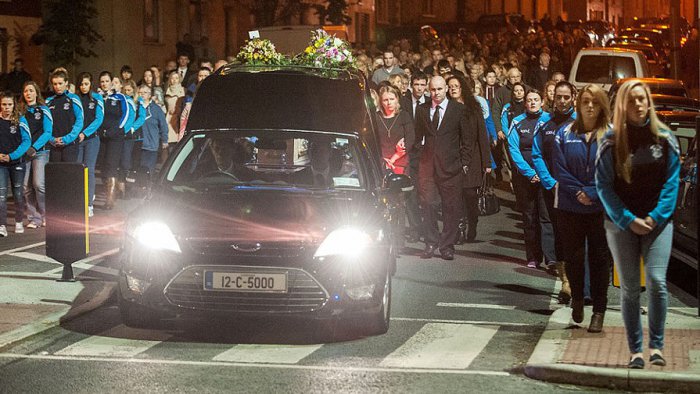 Джим Керри нёс гроб своей бывшей девушки