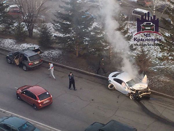 На подъезде к 4-му мосту в Красноярске массовое ДТП, погиб ребенок