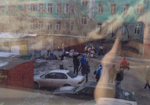 Полуголые парни устроили массовую драку в центре Красноярска