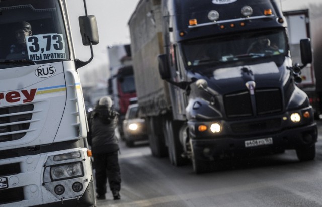 Дальнобойщики устроили массовую акцию протеста против платы за проезд