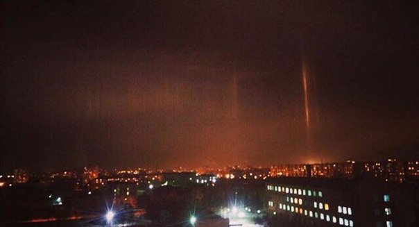 Красноярцы сняли десятки «световых столбов» над городом Красноярцы сняли десятки «световых столбов» над городом