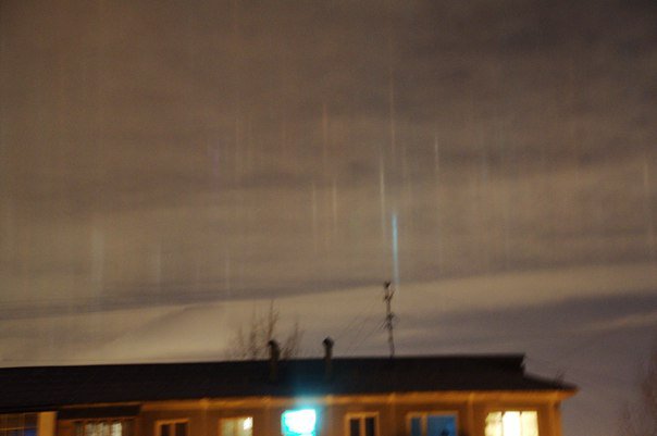 Красноярцы сняли десятки «световых столбов» над городом Красноярцы сняли десятки «световых столбов» над городом