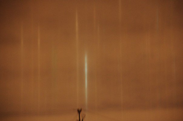 Красноярцы сняли десятки «световых столбов» над городом Красноярцы сняли десятки «световых столбов» над городом