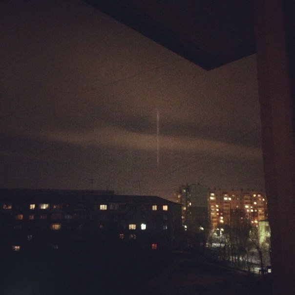 Красноярцы сняли десятки «световых столбов» над городом Красноярцы сняли десятки «световых столбов» над городом