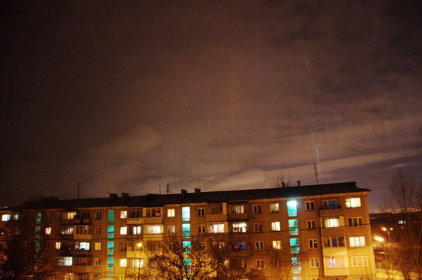 Красноярцы сняли десятки «световых столбов» над городом Красноярцы сняли десятки «световых столбов» над городом
