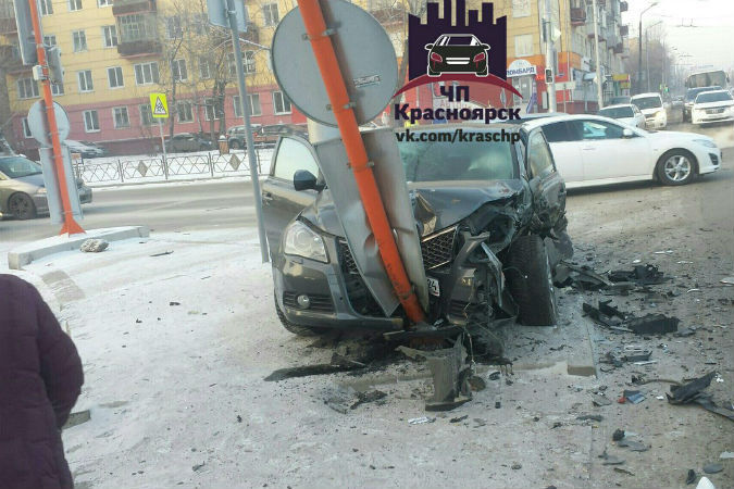 В Красноярске покореженные Suzuki и BMW перегородили проспект Свободный