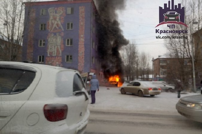 В Красноярске сгорел второй за день автомобиль, на сей раз прямо под окнами пятиэтажки