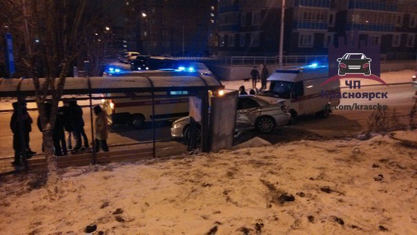 В Красноярске автомобиль врезался в остановку с людьми: трое пострадали