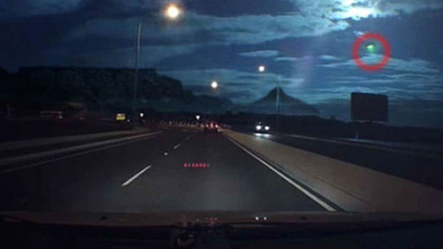 Над Кейптауном наблюдали огромный зеленый инопланетный корабль