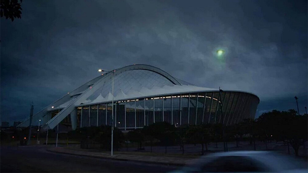 Над Кейптауном наблюдали огромный зеленый инопланетный корабль