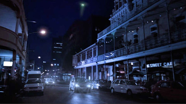 Над Кейптауном наблюдали огромный зеленый инопланетный корабль