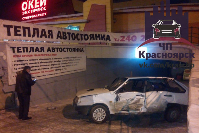 В Красноярске Nissan одним ударом загнал ВАЗ в подземную парковку