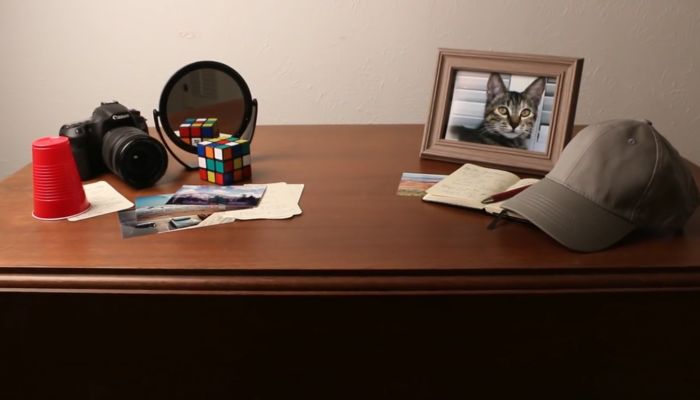 Какие предметы являются настоящими на этом фото?