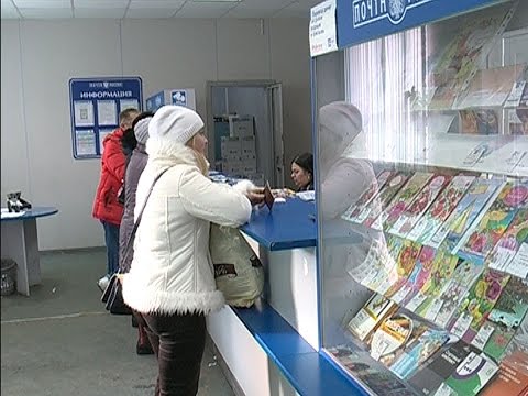 Мужик снял видео, как почтальон ворует содержимое посылок