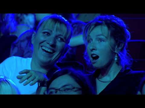 Художник рисует пенисом