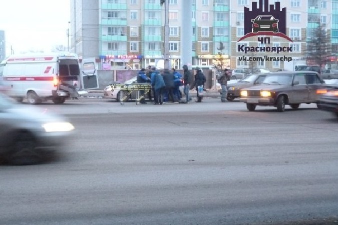 В Красноярске женщина попала под машину так, словно перепутала цвета светофора