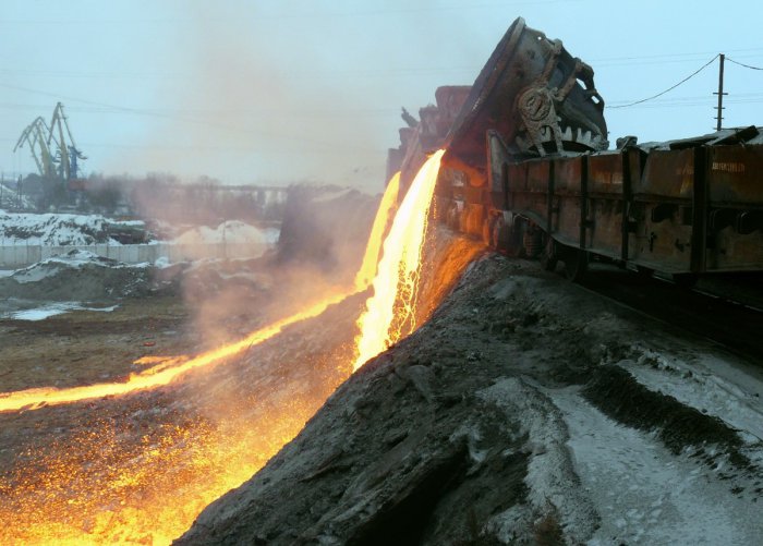 Слив Раскаленного Шлака: Опасный Опыт
