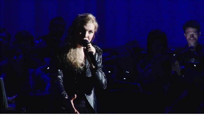 Как поют в живую с настоящим оркестром.