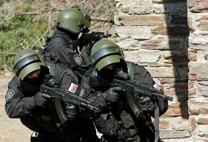 Госдума разрешила ФСБ применять оружие при скоплении людей и стрелять по женщинам и детям