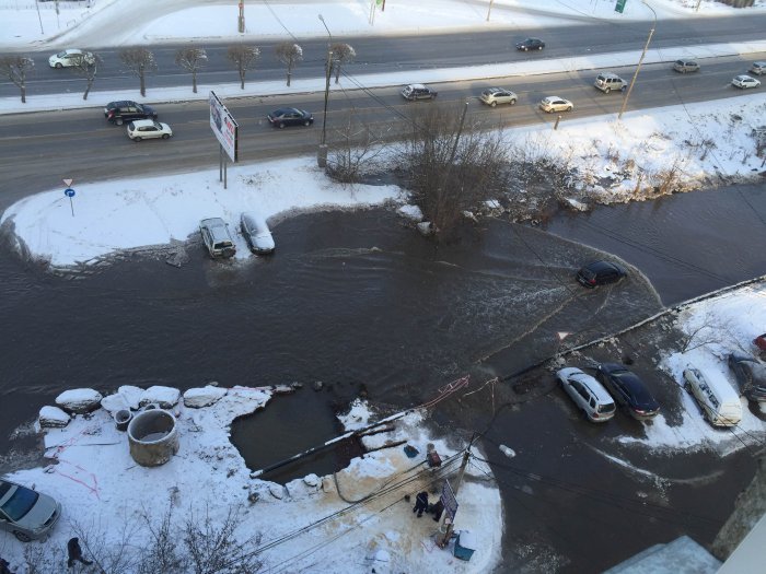 9 Мая 15, прорвало трубу, скоро чьи-то машины затопит!!!!