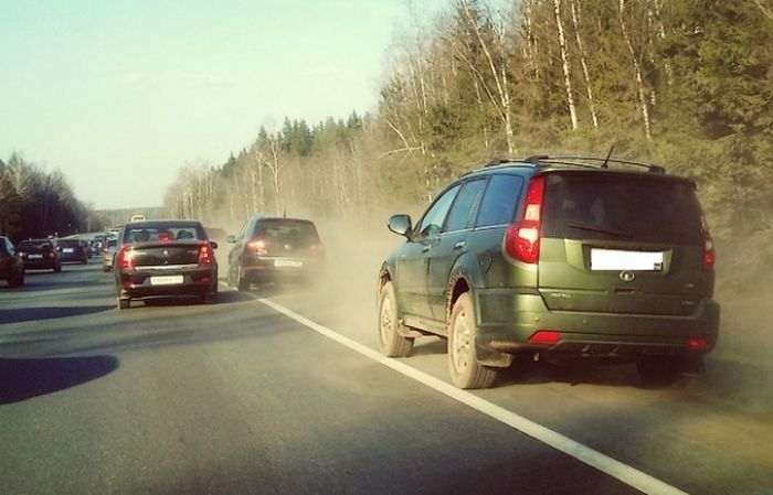 Верховный суд России разрешил водителям не уступать дорогу транспорту, движущемуся по обочине Верховный суд России разрешил водителям не уступать дорогу транспорту, движущемуся по обочине