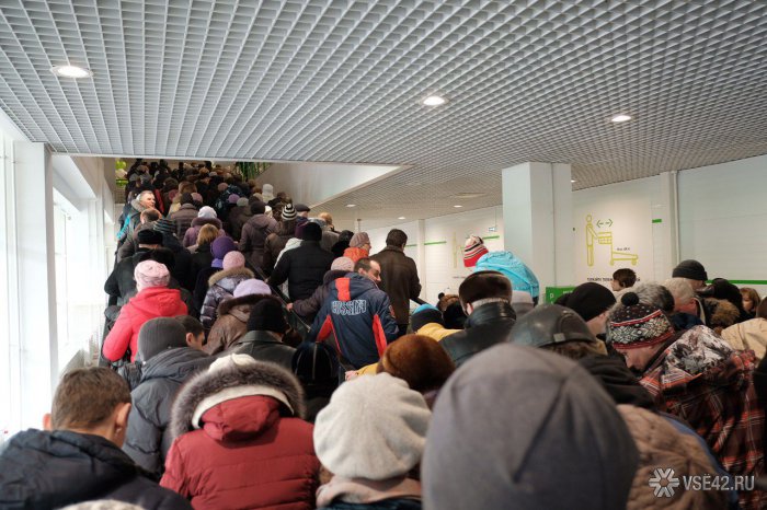 Дерущиеся кемеровчане разгромили эскалатор в Леруа Мерлен