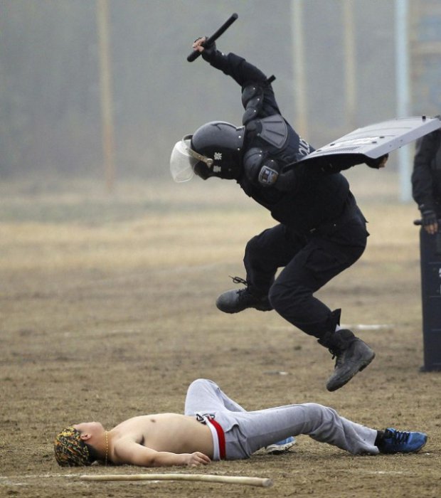 Трое полицейских на допросе сломали позвоночник подозреваемому в краже велосипеда    