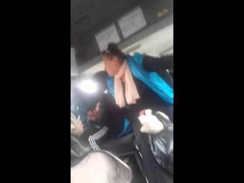 Тюменские люди в трениках общаются в маршрутке