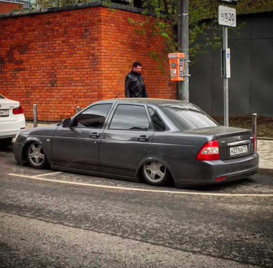 Иностранцы смотрят фото из российского инстаграма Иностранцы смотрят фото из российского инстаграма