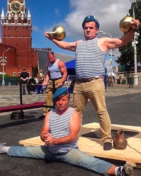 Иностранцы смотрят фото из российского инстаграма Иностранцы смотрят фото из российского инстаграма